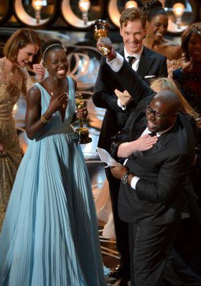 Lupita Nyong'ou celebra com a equipe de '12 anos de escravidão' seu Oscar.