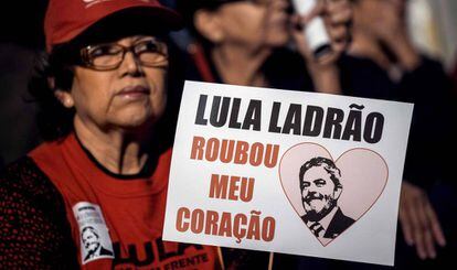 Uma mulher num protesto a favor de Lula o último dia 20.