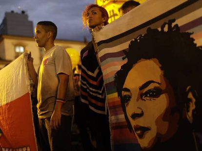 Manifestantes seguram bandeira com rosto de Marielle Franco, no dia 23 de setembro, no Rio.