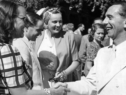 O ministro nazista de Propaganda Joseph Goebbels saúda à atriz italiana Elli Parvo, em 1941. No vídeo, a história da vila de Bogensee (legendas em espanhol).
