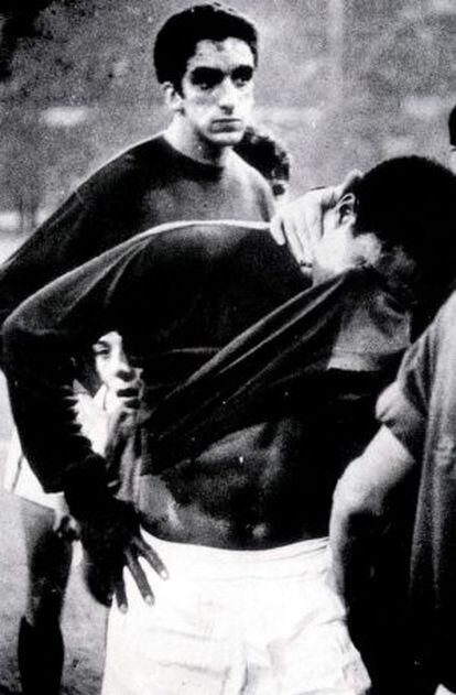 Torre e Eusébio, jogadores da seleção portuguesa de futebol, durante a Copa do Mundo de 1966, na Inglaterra.