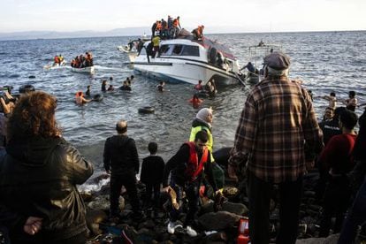 Moradores da ilha grega de Lesbos ajudam refugiados a desembarcar.