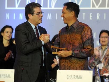 Azevedo celebra o acordo com ministro indonésio.