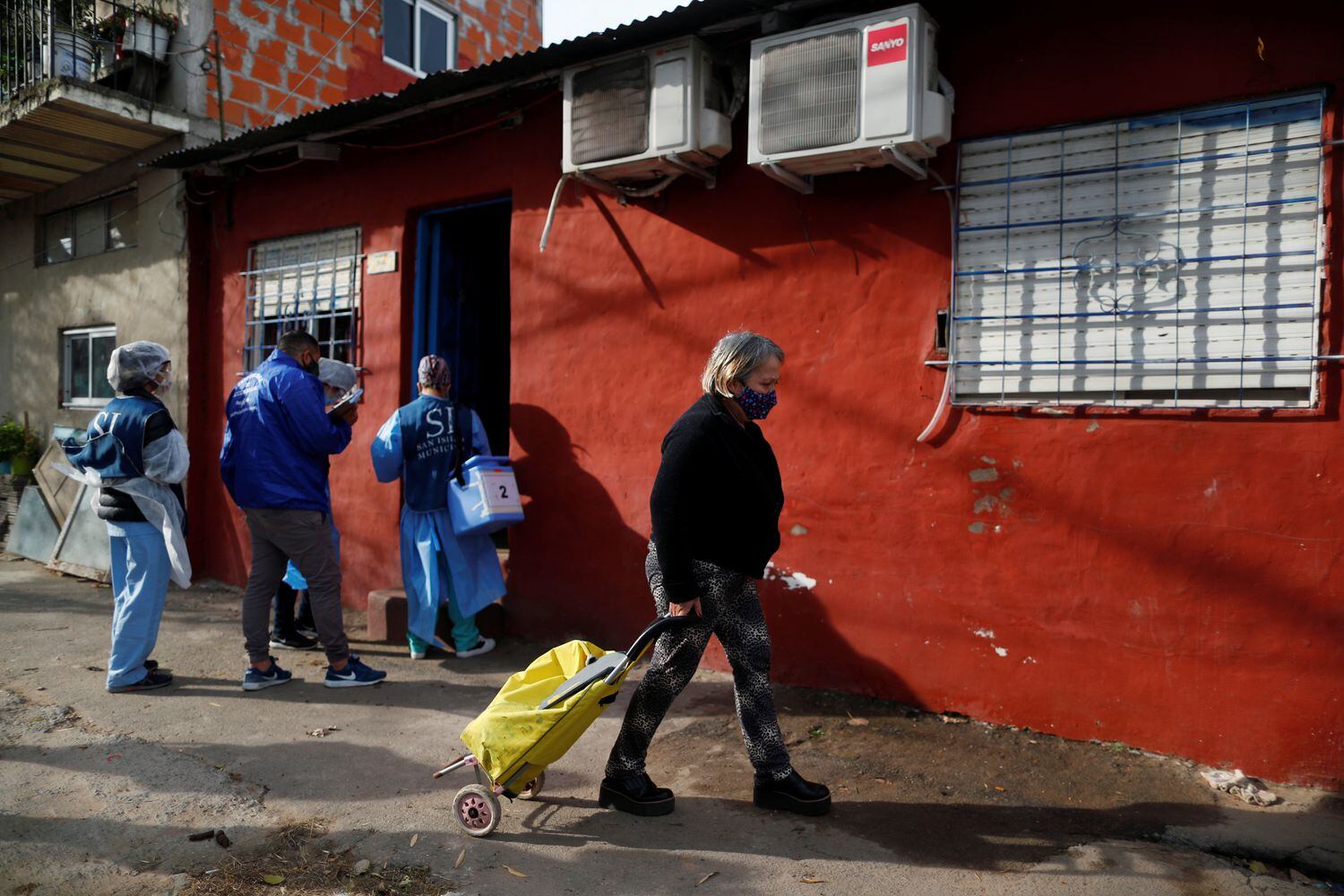 Pessoal sanitário visita casa por casa em um bairro popular de Beccar, na região metropolitana norte da cidade de Buenos Aires, em 17 de junho de 2020.
