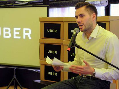 O diretor geral do Uber na Hungria anuncia a suspensão do serviço.
