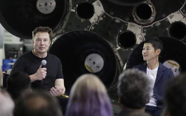 O fundador de SpaceX, Elon Musk, e o multimilionário japonês Yusaku Maezawa nesta segunda-feira.