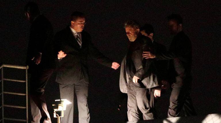 Lula ao chegar à sede da Polícia Federal em Curitiba.