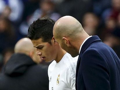 James escuta Zidane antes de entrar contra o Sporting.
