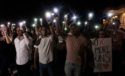 Pessoas seguram seus telefones celulares com o flash ligado em solidariedade às vítimas do massacre de El Paso (EUA), neste sábado em Ciudad Juárez (México).