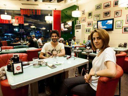 Laura AlKhadour e Aisa Yousef, em um café de um bairro vizinho à linha de frente.