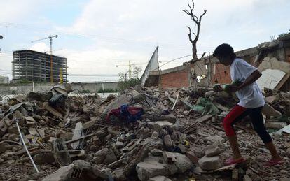 A moradora Penha caminha entre os escombros da Vila Autódromo.