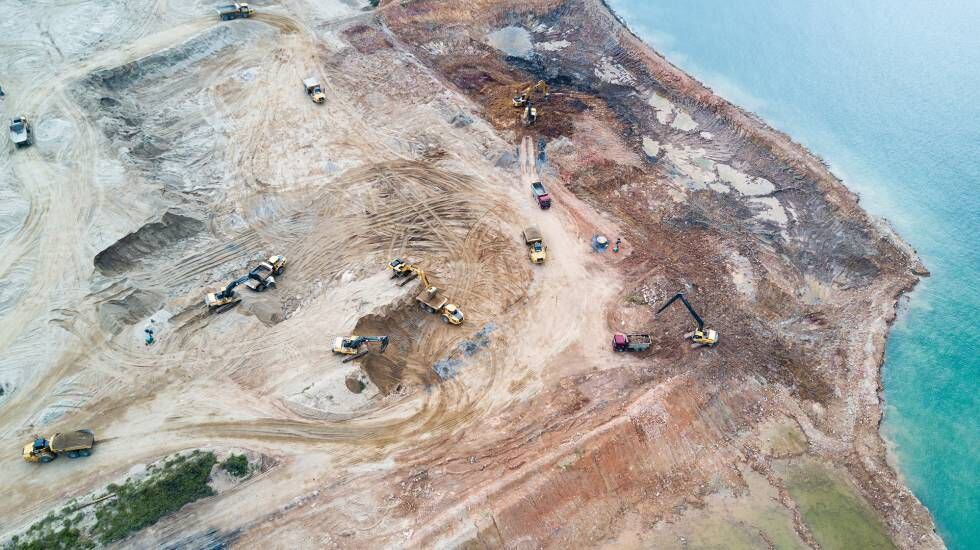 Vista aérea das obras para aumentar a área terrestre em Tuas, em Singapura, para a construção de um dos maiores portos do mundo a partir da escavação do leito marinho e da abertura de túneis na terra.