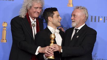 O ator Rami Malek entre os integrantes do 'Queen', Brian May (à esq.) e Roger Taylor (à dir.), após a premiação de 'Bohemian Rhapsody' no Globo de Ouro.