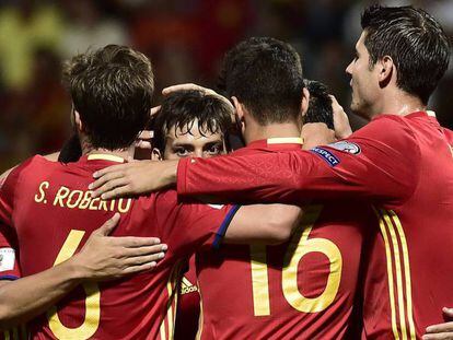 Jogadores da Espanha celebram um dos gols