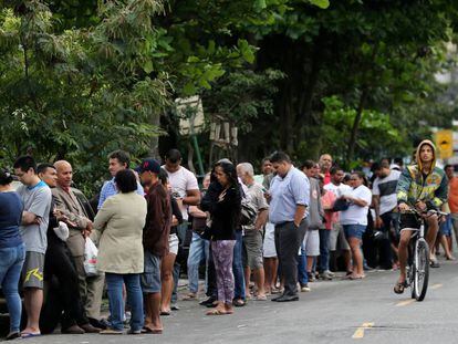 Fila para votar no primeiro turno das elei&ccedil;&otilde;es municipais, no Rio de Janeiro.