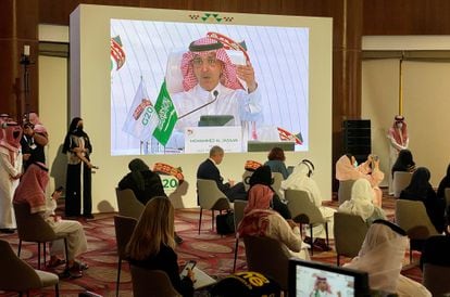 O ministro das Finanças da Arábia Saudita, Mohammed al-Jadaan, fala durante uma conferência de imprensa virtual neste domingo na capital Riad, durante o encontro do G20.