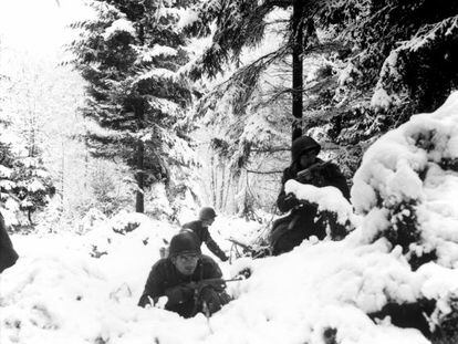 Soldados norte-americanos na neve durante a batalha das Ardenas, em dezembro de 1944.