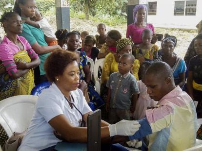 Uma voluntária participa durante um programa de cuidados médicos gratuito para a comunidade em Ebughu, Akwa Ibom, Nigéria.