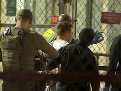 Polícias conduzem Nikolas Cruz, na quinta-feira, a um centro de detenção na Flórida.
