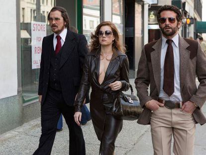 Christian Bale, Amy Adams e Bradley Cooper, em Trapaça.