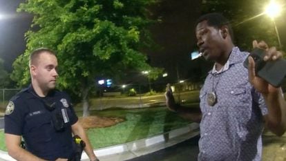 Rayshard Brooks (à direita) conversa com o oficial Garrett Rolfe no estacionamento do restaurante, em 12 de junho.