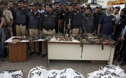 A polícia mostra os corpos dos autores do ataque ao aeroporto de Karachi.
