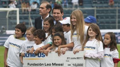 Messi, rodeado de crianças em uma partida beneficente.