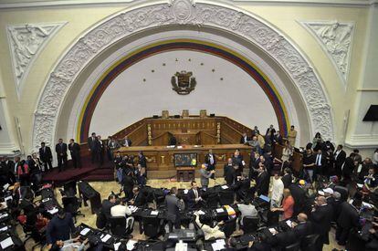 Deputados eleitos na Venezuela tomam posse na Assembleia Nacional.
