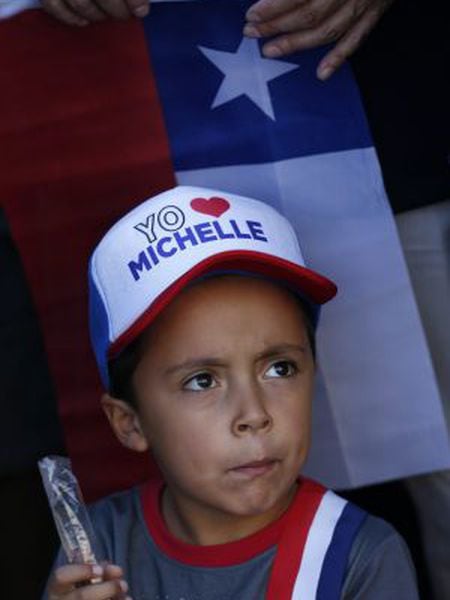 Uma criança nesta terça-feira no Palácio de la Moneda, onde a presidenta Bachelet deu um discurso onde disse: "Chile tem só um grande adversário. Chama-se desigualdade."