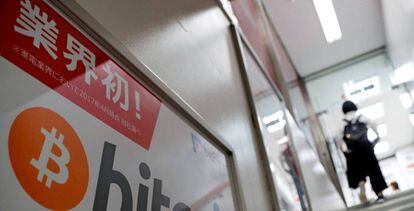 Anúncio de bitcoin em uma loja em Tóquio, Japão.