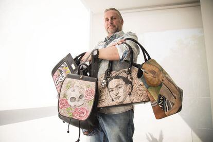 O presidente da fundação Prison Art, Jorge Cueto, com algumas das bolsas.