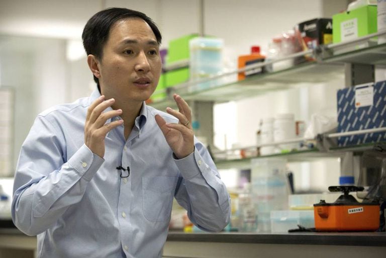 He Jiankui fotografado em seu laboratório em outubro.