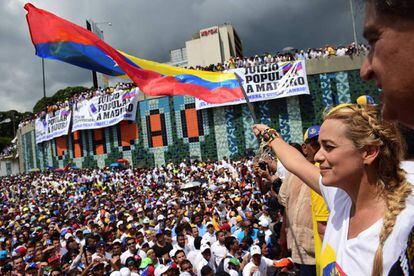 Lilian Tintori ondea uma bandeira venezuelana durante uma manifestação contra Maduro o 26 de outubro.
