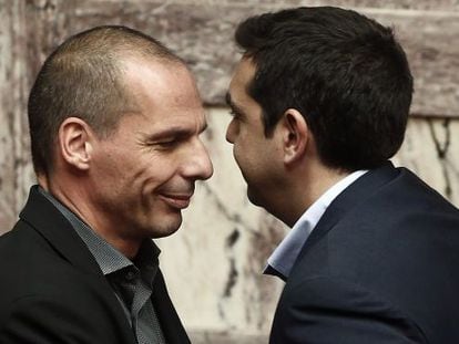 Varoufakis, ministro de Finanças, e Tsipras, na terça-feira em Atenas.