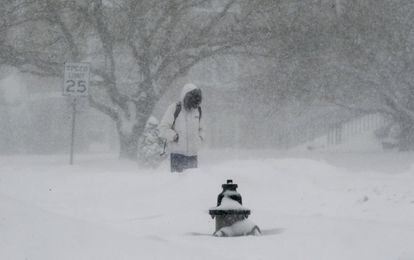 Homem caminha em Washington em meio à nevasca.