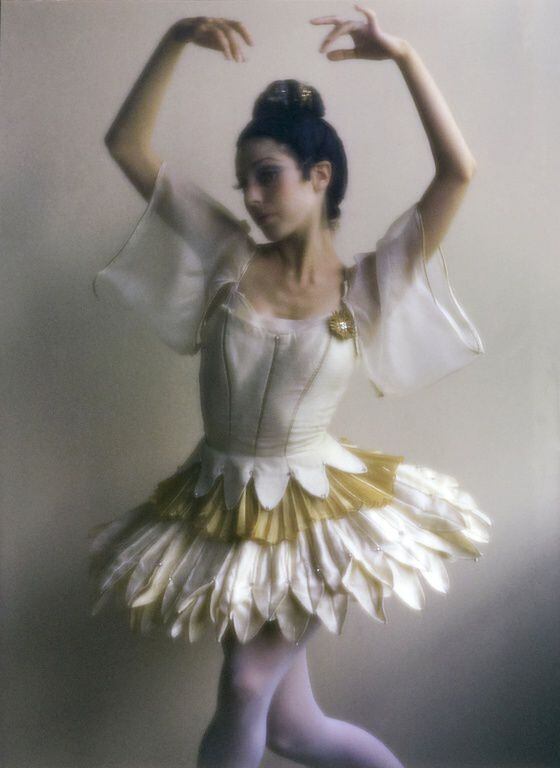Bailarina vestida para o ballet 'Bulgaku' do coreógrafo russo George Balanchine. Duane Michals.