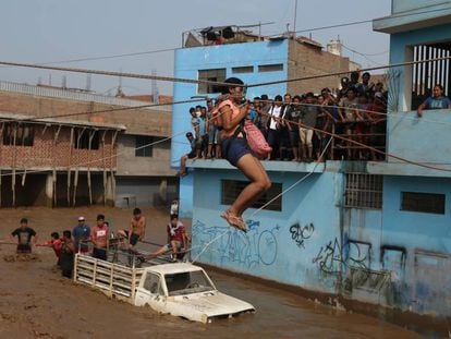 Resgate de uma mulher depois de inundação no Peru