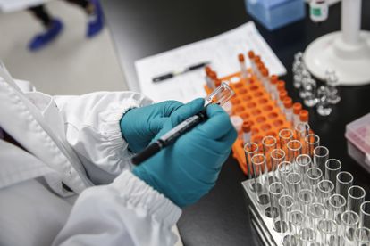 Pesquisador do laboratório chinês Sinovac em Pequim trabalha na produção da vacina Coronavac, em 24 de setembro.