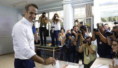 O líder conservador Kyriakos Mitsotakis vota neste domingo em Atenas. Em vídeo, perfil de Mitsotakis.
