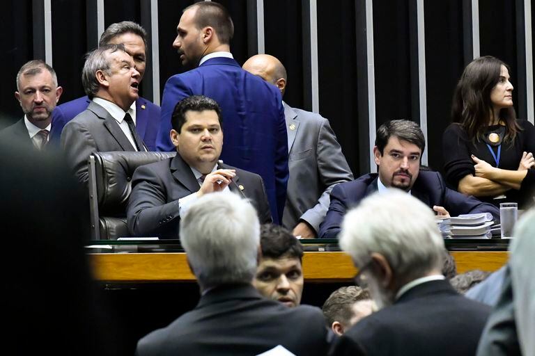 O presidente do Senado e do Congresso Nacional, Davi Alcolumbre (DEM), na mesa da Câmara.
