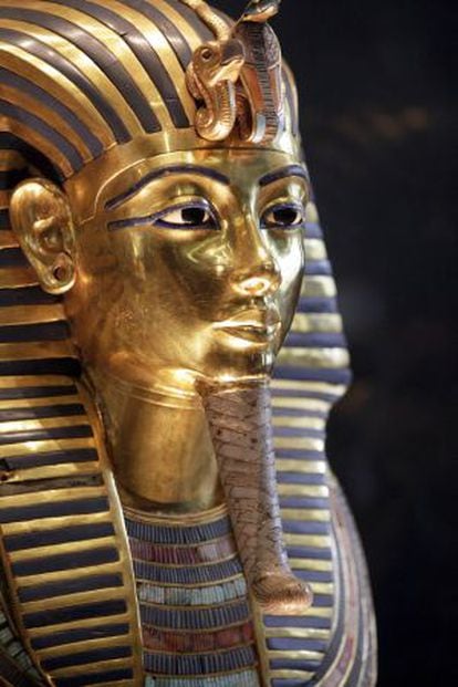Acima, foto de sábado da máscara de Tutancâmon.