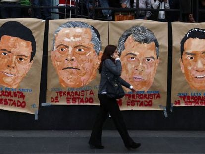 Cartazes de protesto por Iguala erguidos na Cidade do México nesta semana.