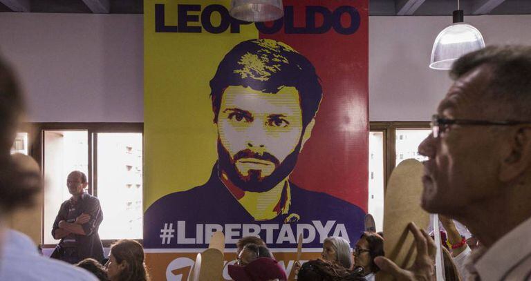 Grupo de pessoas pede a liberdade de Leopoldo López.