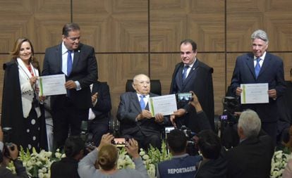 Eduardo Gomes (esq.) é diplomado senador pelo Estado do Tocantins junto dos suplentes Siqueira Campos (sentado) e Ogari Pacheco (dir.)