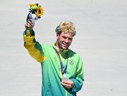 Pedro Barros, 26 anos, conquista a medalha de prata para o Brasil no skate 'park' nos Jogos Olímpicos de Tóquio, nesta quinta-feira.