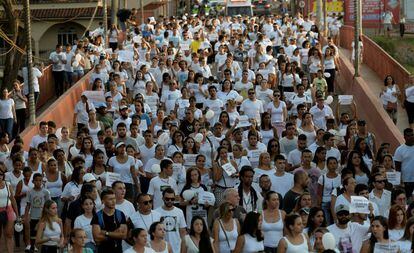 Moradores de Brumadinho marcham em homenagem às vítimas da tragédia. 