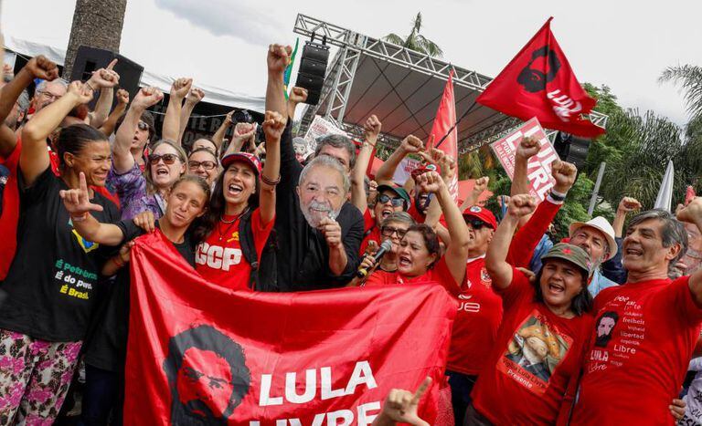 Apoiadores de Lula em frente à sede da PF em Curitiba.