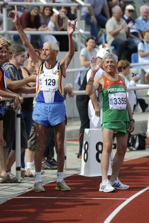 Emiel Pauwels comemora durante o Campeonato Europeu de Atletismo de 2012, aos 95 anos.