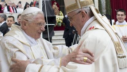 O papa Francisco (direita) saúda ao papa emérito, Bento XVI,  durante a cerimônia de canonización de Roncalli y Wojtyla.