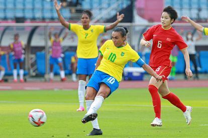Marta dribla a adversária da China no jogo de estreia da seleção brasileira no Japão.